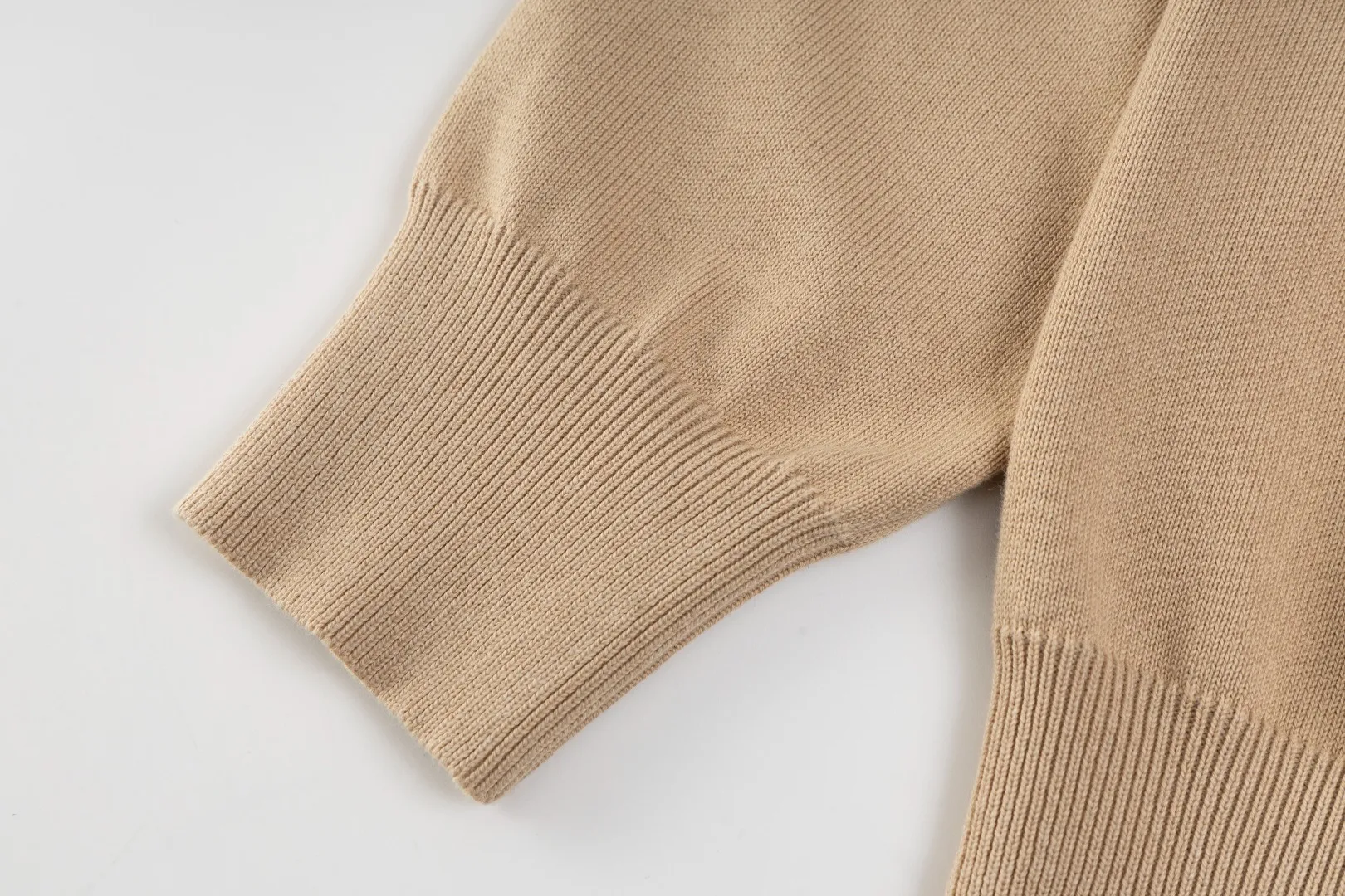 P206 Style number: R07 Ralph Lauren knitted pony embroidered lapel polo shirt three-button pullover open chest long-sleeved sweater. Official website synchronized. Same style for men and women. Classic cotton yarn. 100% white cotton. High-quality goods. Classic style has always been very popular! The workmanship details are very good! The simple lapel polo pullover sweater is always the standard, with classic brand embroidery on the chest! All major stars have the same style! Best for couples. High quality goods! Xinjiang cotton micro-elastic and smooth fabric is of great quality. Pure cotton is soft and skin-friendly. Color #White Blue Gray Dark Gray Khaki Military Green Navy White Label Navy Blue Red Label Black Red Label Black White Label Pink Size#S M L